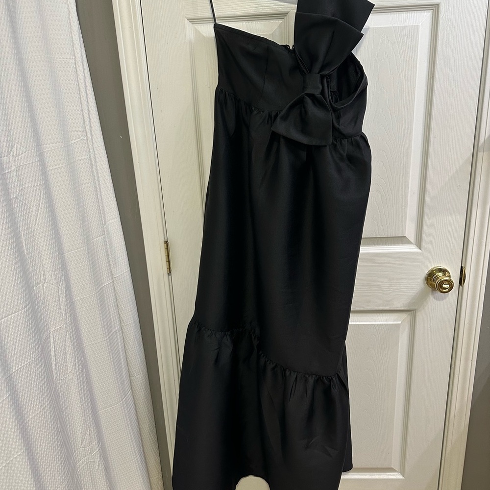 Elegant Black One-Shoulder Dress with Bow